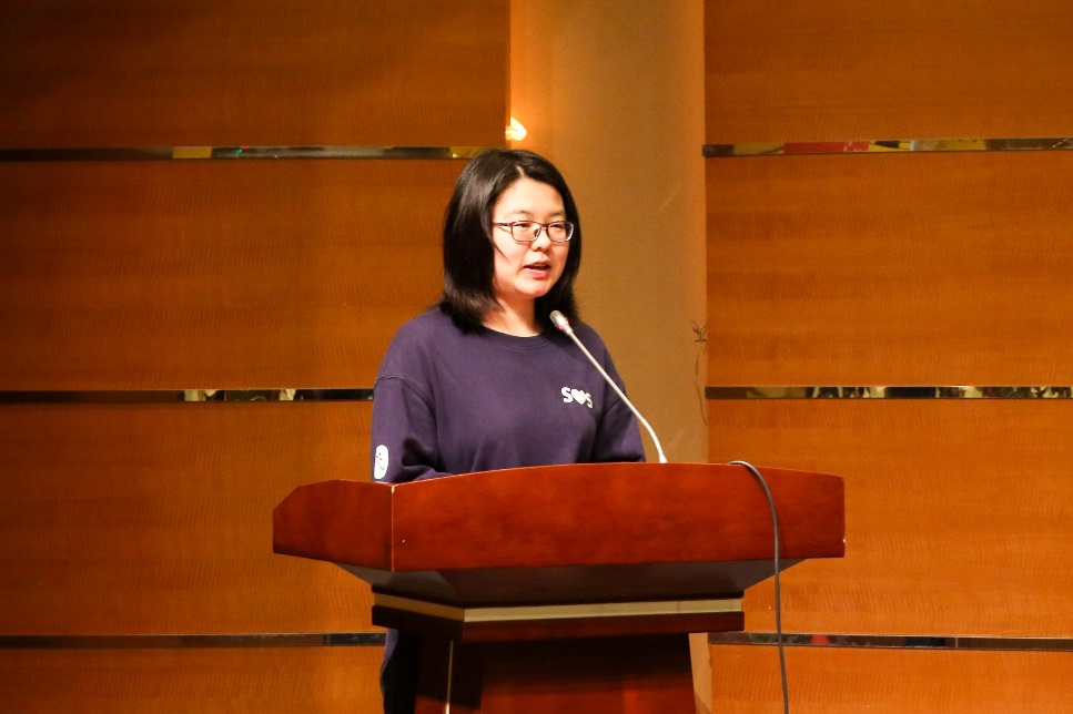 钢琴旁的人低可信度形貌已自动天生