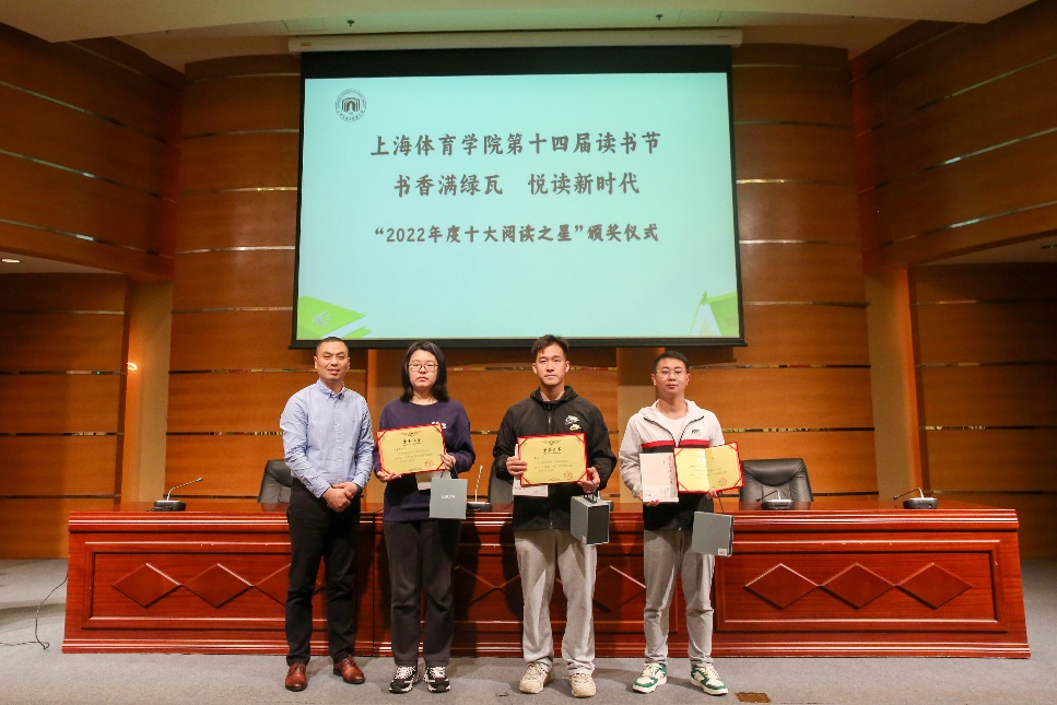 一群人站在室内形貌已自动天生