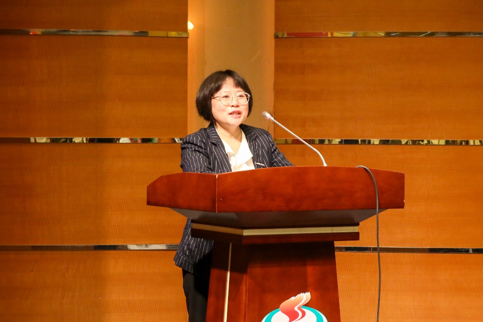 人在玩电脑低可信度形貌已自动天生